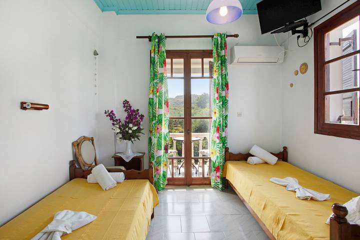 Entire studio, Studio Apartment "Areti Orfeas Budget Studio" near Beach with Balcony & Wi-Fi in Vasilikos, Zakynthos