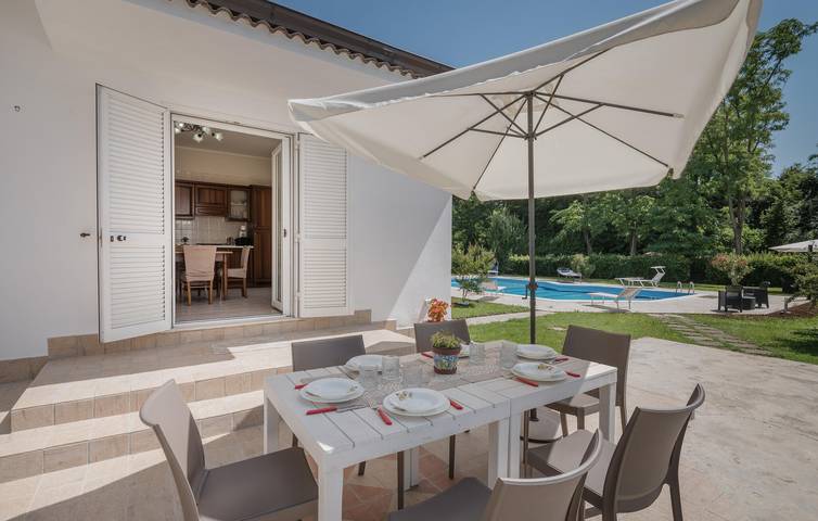 Gemütliche 2-Zimmer-Wohnung mit Pool und Parkplatz, 2 km von Piedimonte San Germano entfernt in Villa Santa Lucia, Frosinone Provinz