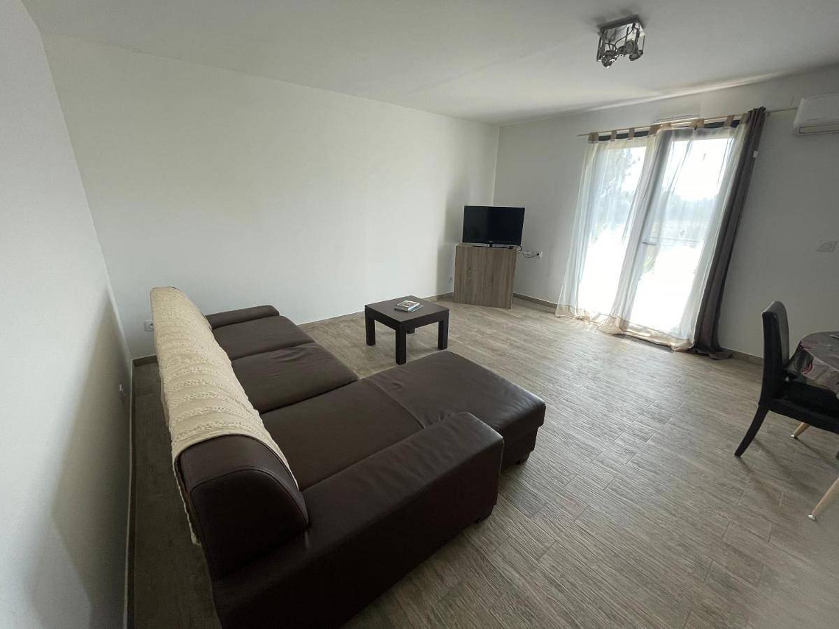 Appartement entier, One-Bedroom Apartment in Aléria, Arrondissement de Corte