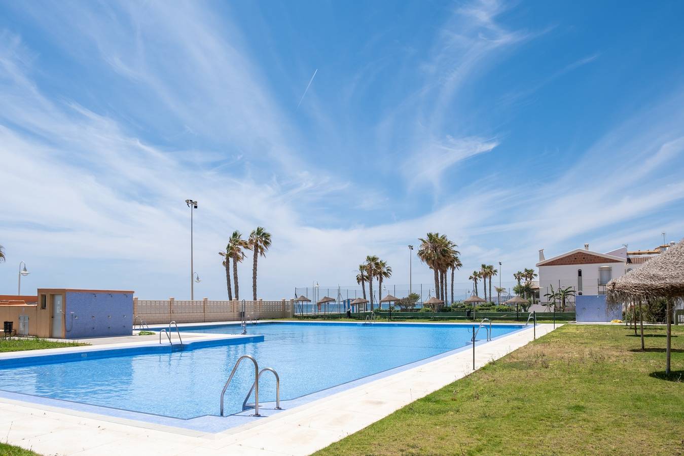 Ganze Wohnung, Ferienwohnung 'Las Terrazas Primera Línea de Playa' mit Meerblick, Wi-Fi und Klimaanlage in Algarrobo Costa, Algarrobo