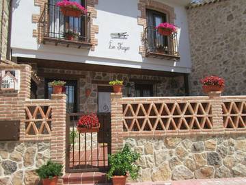 Gîte pour 6 personnes, avec vue et terrasse, animaux acceptés à Lanzahíta