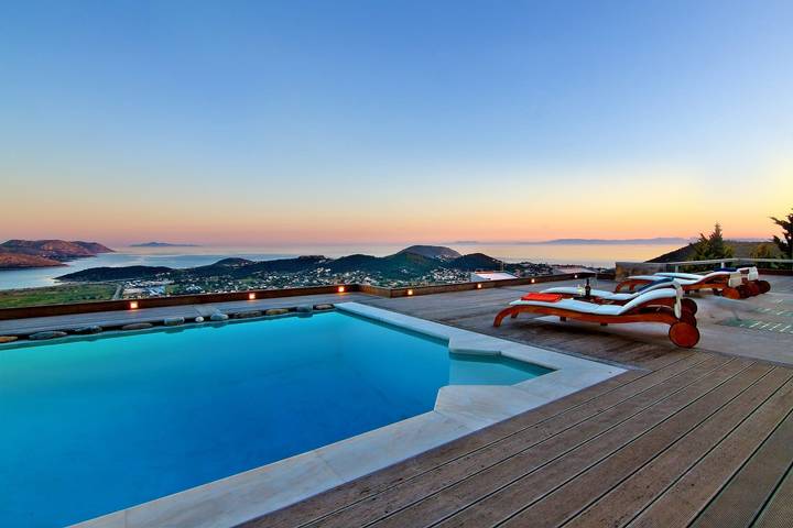 Location de vacances pour 9 personnes, avec vue sur l’océan ainsi que piscine et jardin dans Anavissos - 3