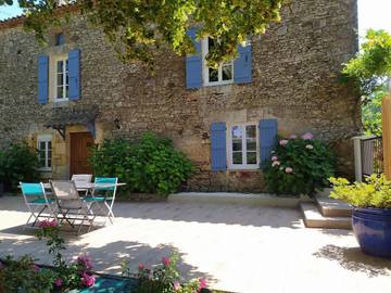 Gîte pour 6 personnes, avec terrasse ainsi que piscine et jardin à Soturac