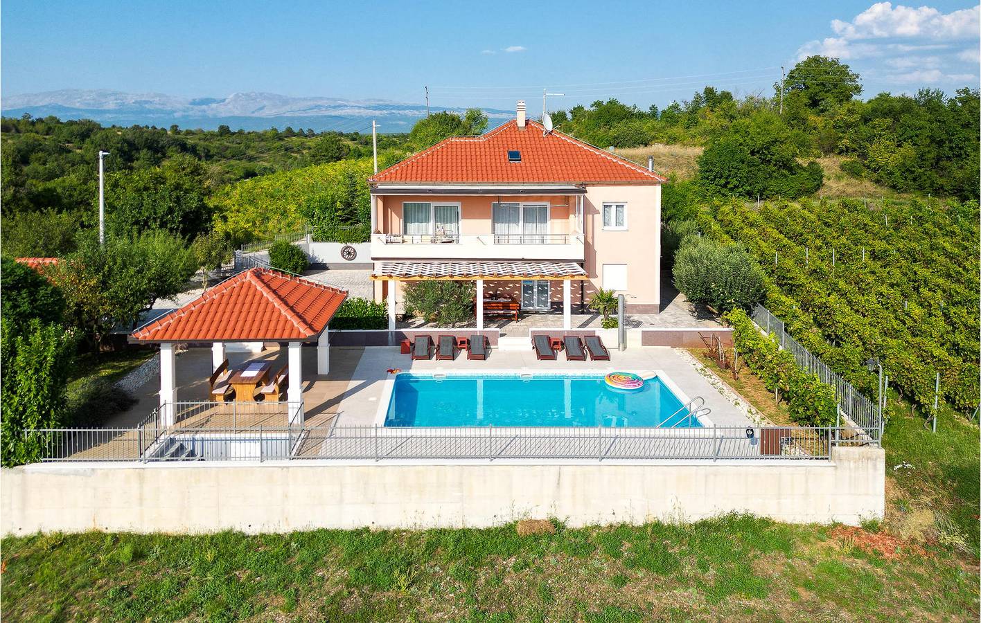 Charmante 200 m² große Ferienwohnung mit Pool, Terrasse, WLAN und Parkplatz in der Nähe von Trilj in Dalmatinisches Zagora