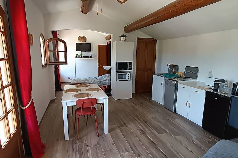 Exceptional setting surrounded by vineyards in a peaceful setting in Orange, Vaucluse