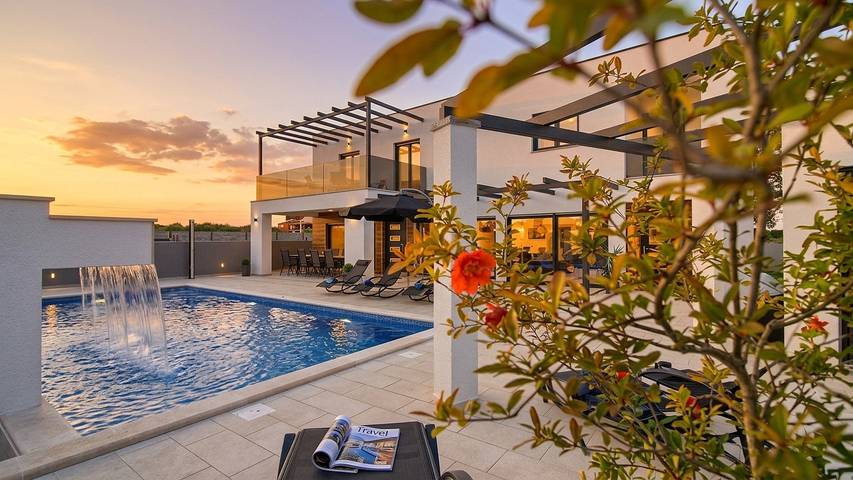 Location de vacances pour 14 personnes, avec Terrasse ainsi que Jardin et Piscine à Loborika