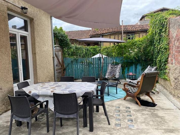 Location de vacances pour 4 personnes, avec jardin ainsi que terrasse et piscine dans Office De Tourisme De Vic Fezensac
