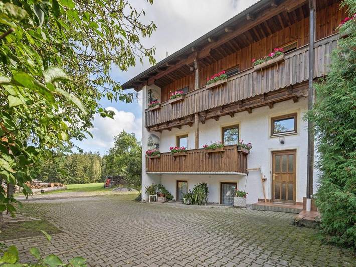 Ferienhaus für 5 Personen, mit Balkon und Garten sowie Pool
