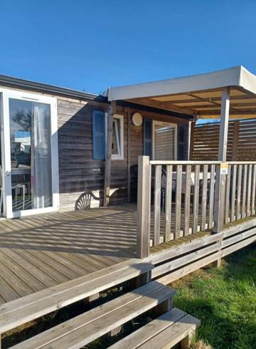 Mobil home pour 6 personnes, avec sauna et terrasse ainsi que jardin et jacuzzi, animaux acceptés dans Anse de Kernic