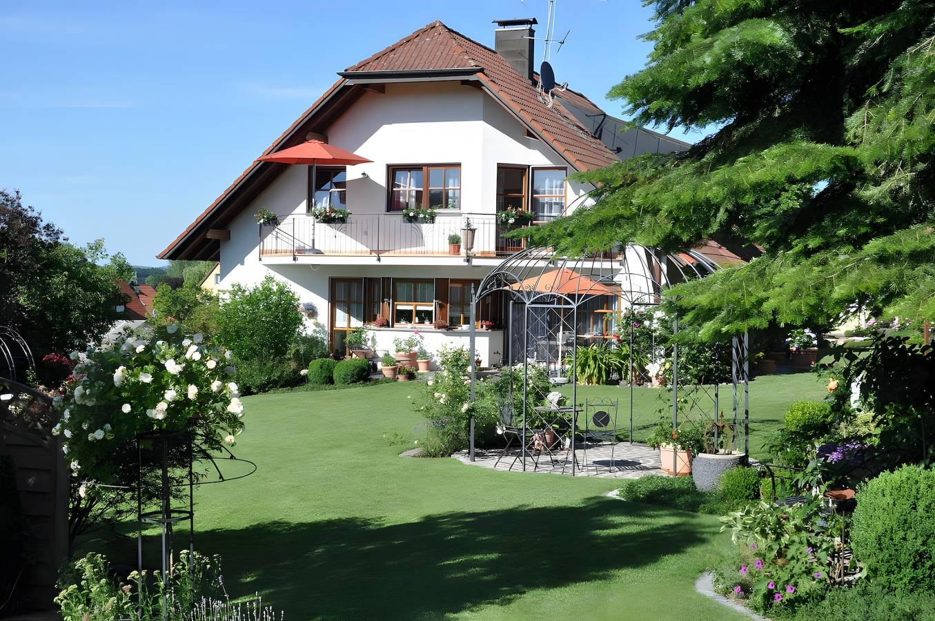 Ganze Wohnung, Ferienwohnung im Rosengarten mit Balkon und Wlan in Ebenweiler, Region Bodensee-Oberschwaben