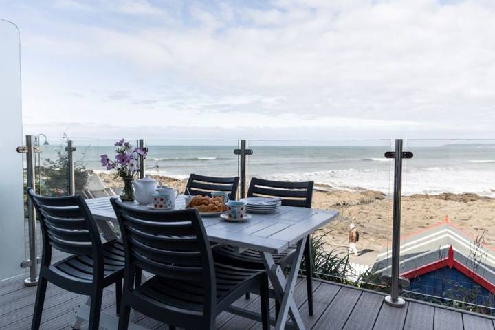 Beach house for 4 people, with ocean view and garden as well as balcony in Devon