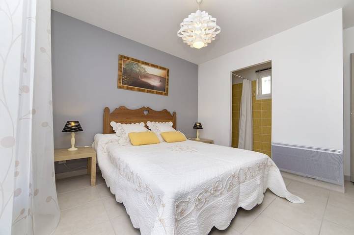 Location de vacances pour 6 personnes, avec jardin à Colonzelle - 3