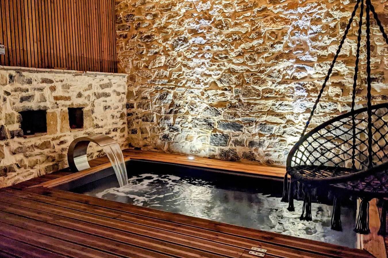 2 Bed House Sleeps 4 - Pets Ok - Pool - Fireplace in Saint-Clément, Région de Nîmes