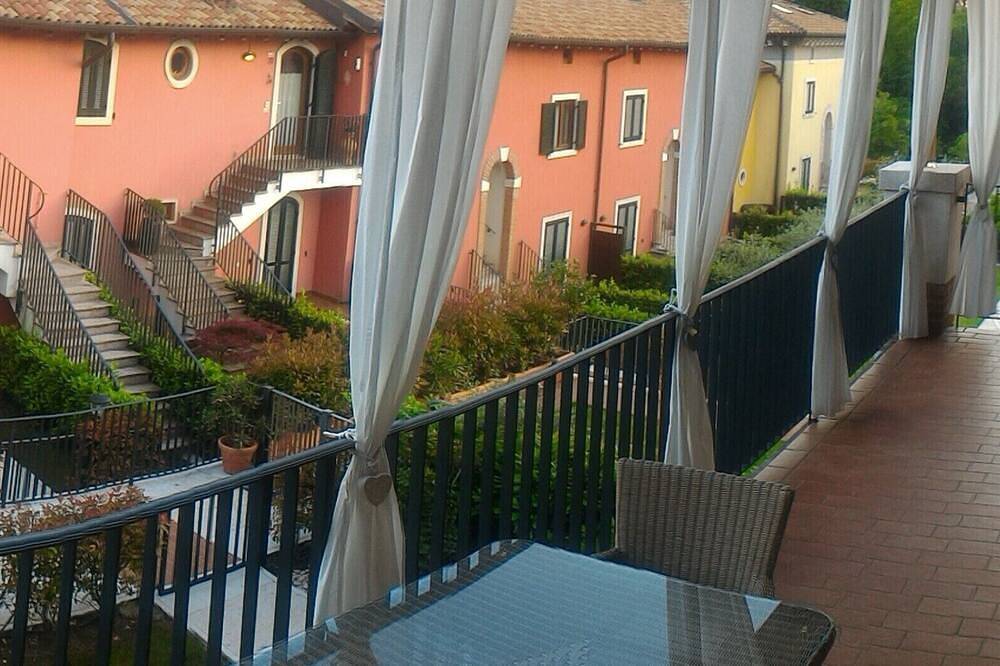 2 Etagenwohnung Mit Terrasse Und Pool (Wi-Fi & Klimaanlage) Enthalten) in Costermano, Gardasee-Berge