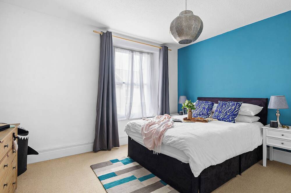 Pretty Kingswear cottage with terrace, river views in Kingswear, Devon