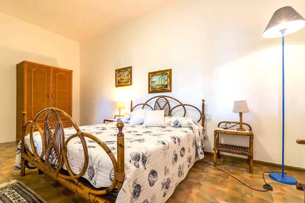 Ganze Wohnung, 12 Steps To The Beach: Villa Porto Columbu in Spiaggia di Porto Columbu, Sarroch