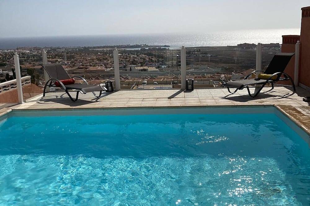 Beautiful villa with spectacular views across Caleta. in Caleta de Fuste, Antigua