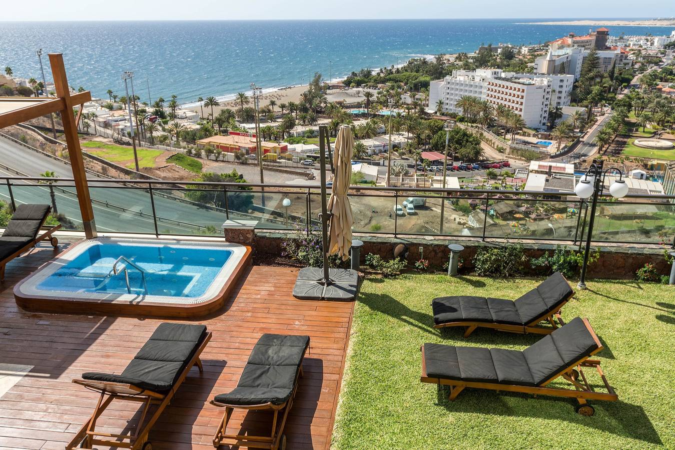Villa "Albella" con vistas al mar, jardín, terrazas, piscina, bañera de hidromasaje y gimnasio in San Agustín , San Bartolomé de Tirajana