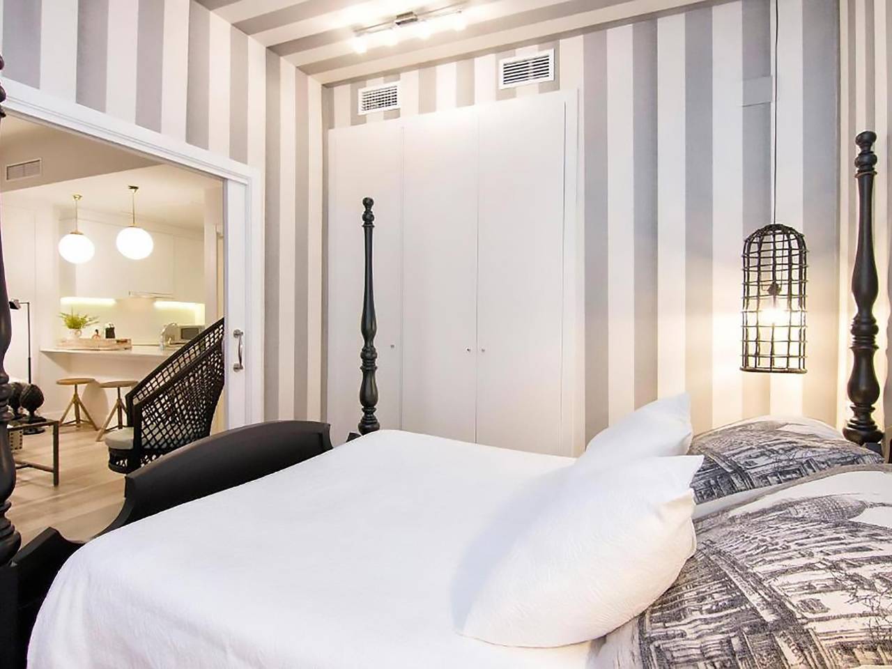 Entire vacation apartment, The Elegant Suite in Centro-Sagrario, Granada