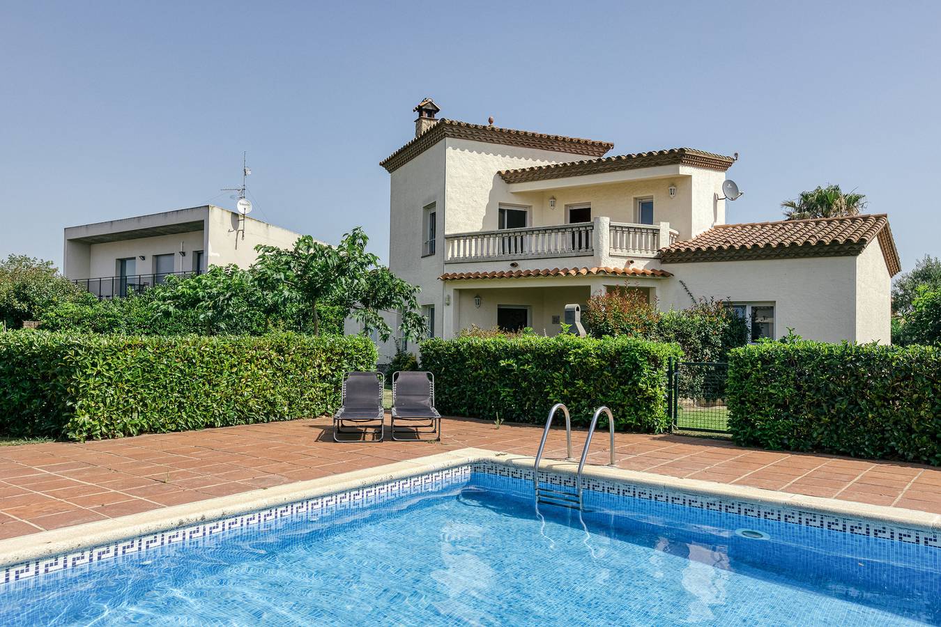 Villa 'Casa Flores' with Mountain View, Shared Pool and Wi-Fi in Vilacolum, Torroella de Fluvià
