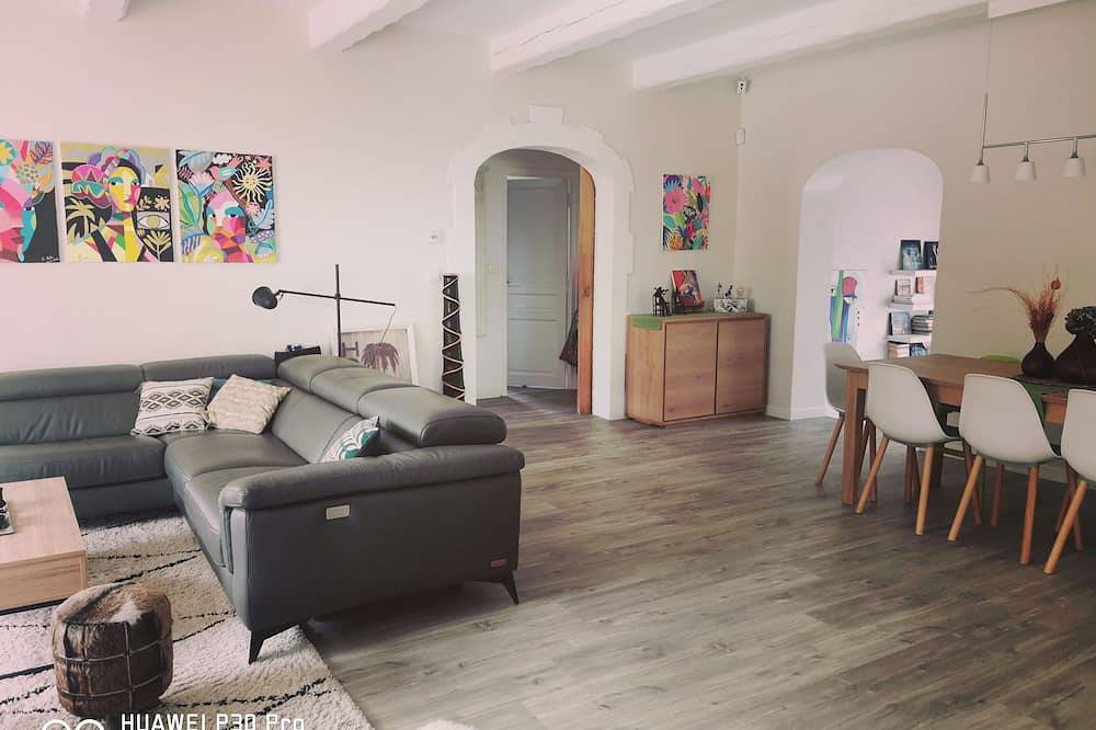 Provence: Quiet, modern villa, green setting, swimming pool and children's play area in Ventabren, Aix-en-Provence region