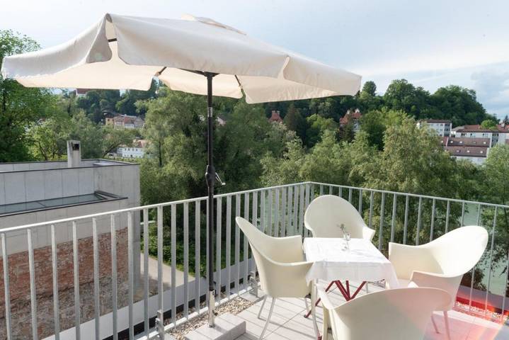 Ferienwohnung für 5 Personen, mit Balkon und Terrasse sowie Ausblick in Steyr