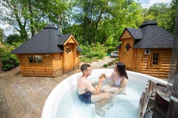 Lodge pour 2 personnes, avec jacuzzi et jardin ainsi que sauna et terrasse dans Oise