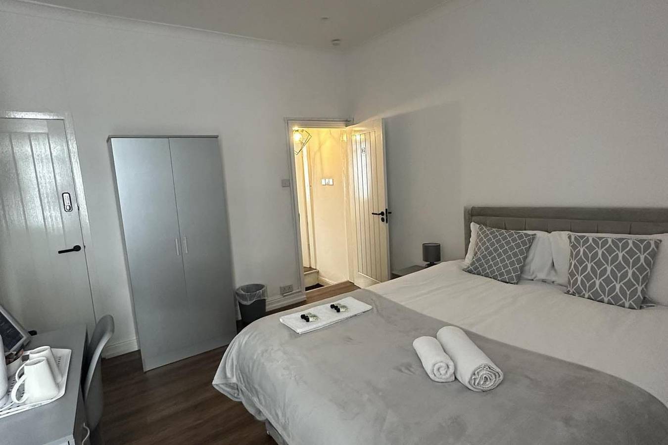 Spacious Home Sleeps 6 with Parking in Stoke-on-Trent, Midlands