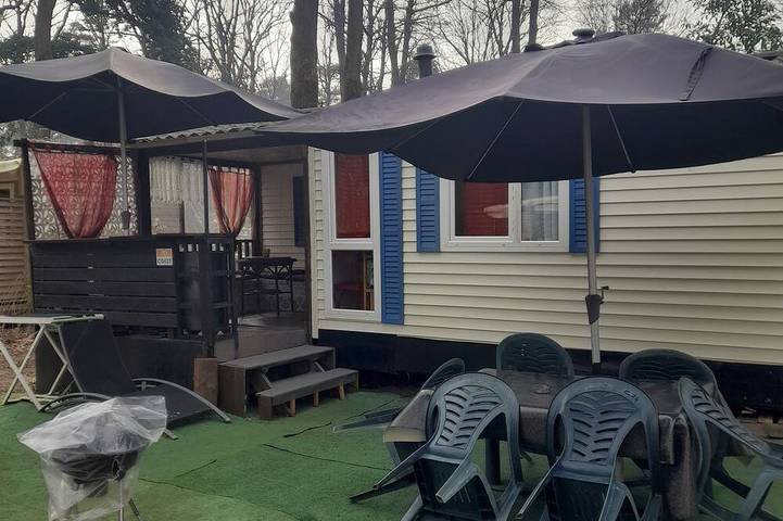 Camping pour 6 personnes, avec terrasse ainsi que piscine et jardin, animaux acceptés