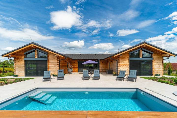 Vakantiehuis voor 10 personen, with balkon and tuin as well as sauna in Zuid-Bohemen