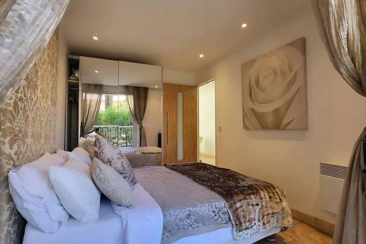 Entire apartment, St Tropez Unique crashpad with pool, private garden, sleeps 4 - 1 bed apartment. in Saint-Tropez, Mediterranean Coast (France)