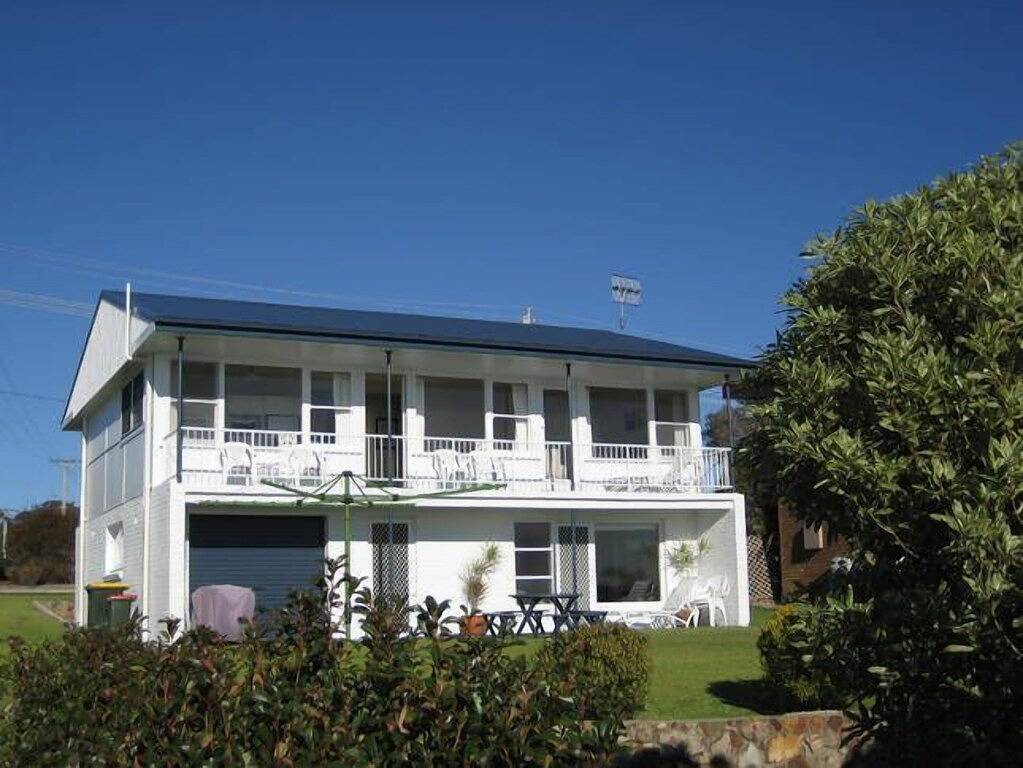 Spektakulärer Meerblick von diesem perfekt aktualisierten Strandhaus der 60er Jahre in Dalmeny, New South Wales