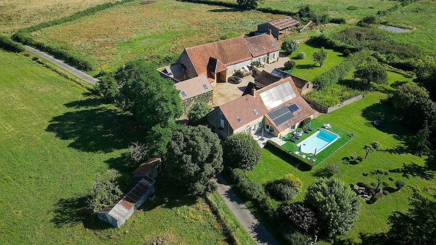 Gîte pour 6 personnes, avec terrasse ainsi que piscine et jardin à Coust