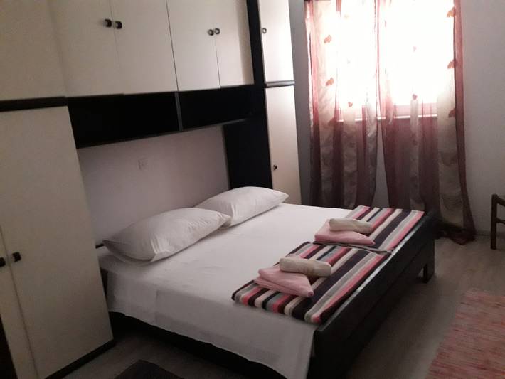 Ganze Wohnung, 2-Zimmer-Ferienwohnung mit Terrasse und Meerblick Barbat, Rab A-5070-b in Kaštel (Barbat), Barbat na Rabu
