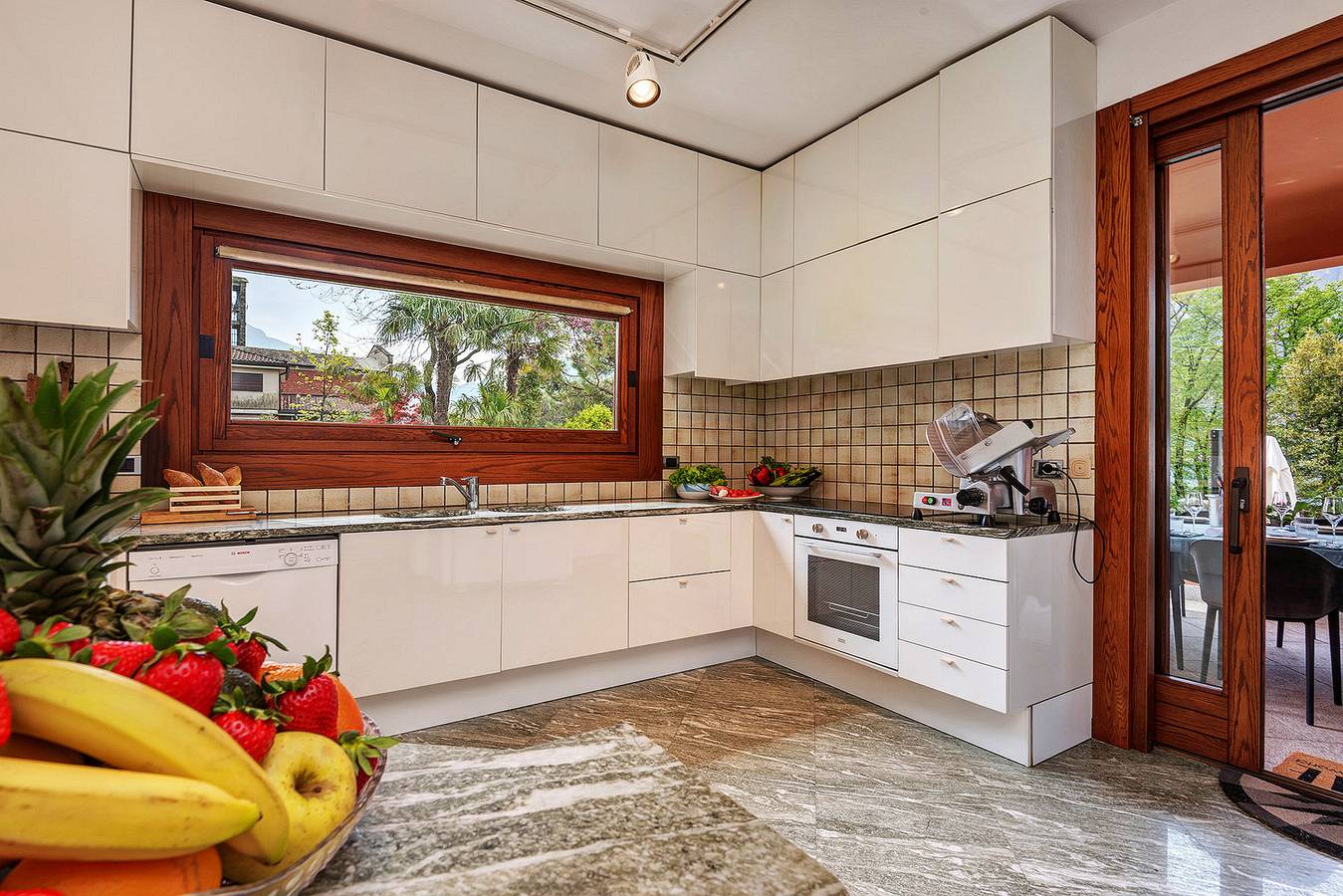 Ruhige Villa am See mit Pool in Mandello del Lario, Westliche Bergamo-Alpen