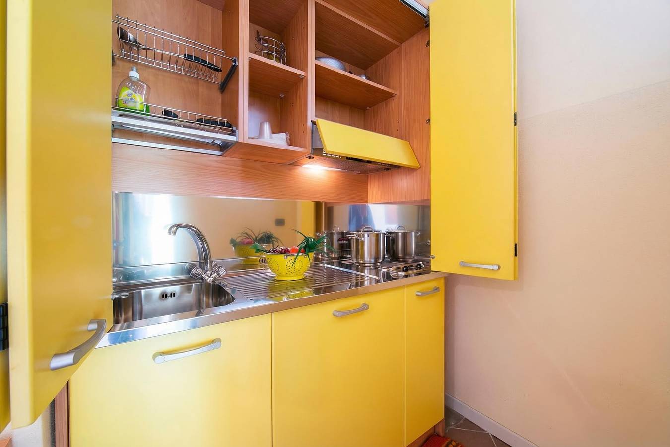 Entire apartment, Yellow Apartment Desenzano With Smart Tv in Desenzano del Garda, Garda Mountains