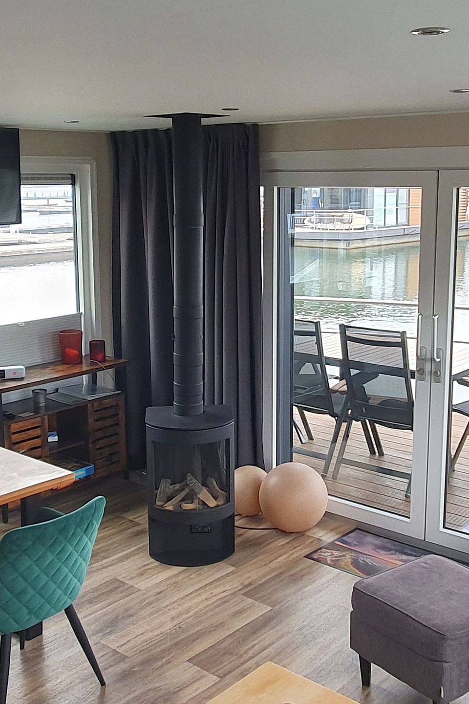 Floatinghouse auf dem Wasser mit Terrasse & Kamin – 4 Personen in Bärwalder See, Boxberg (Oberlausitz)