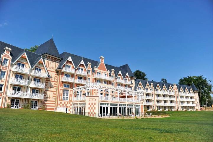 Ferienanlage für 6 Personen, mit Terrasse und Whirlpool sowie Garten und Kinderpool in der Normandie