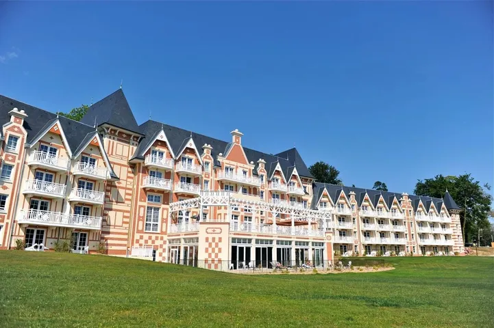 Resort para 4 personas, con jardín y piscina para niños además de piscina y jacuzzi - 1