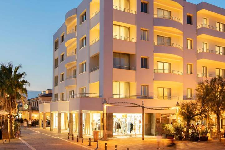 Hôtel pour 2 personnes, avec piscine ainsi que vue et balcon