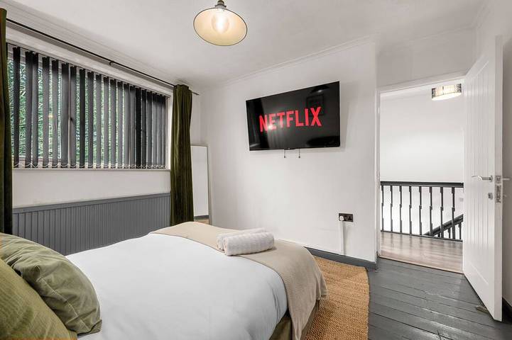 Manchester - City Centre - Hot Tub - Free Private Parking - Sleeps 8 in Grand Manchester