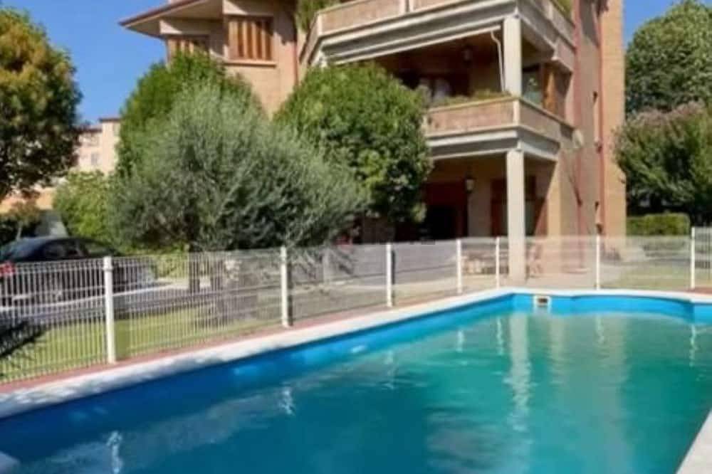 Quiet, fully furnished house with a pool, barbecue, and large garden in Olite, Navarra Province