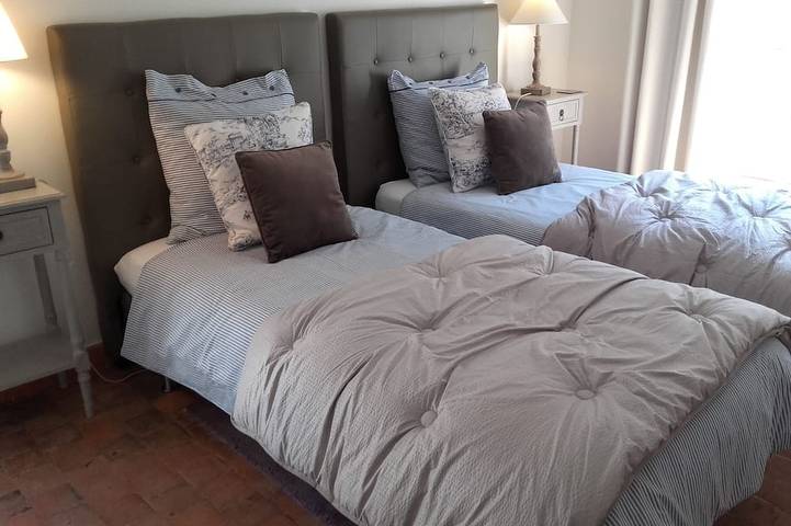 Appartement entier, La Maison Rouge 3* Chinon centre  médiéval parking inclus in Chinon, Vallée de la Loire