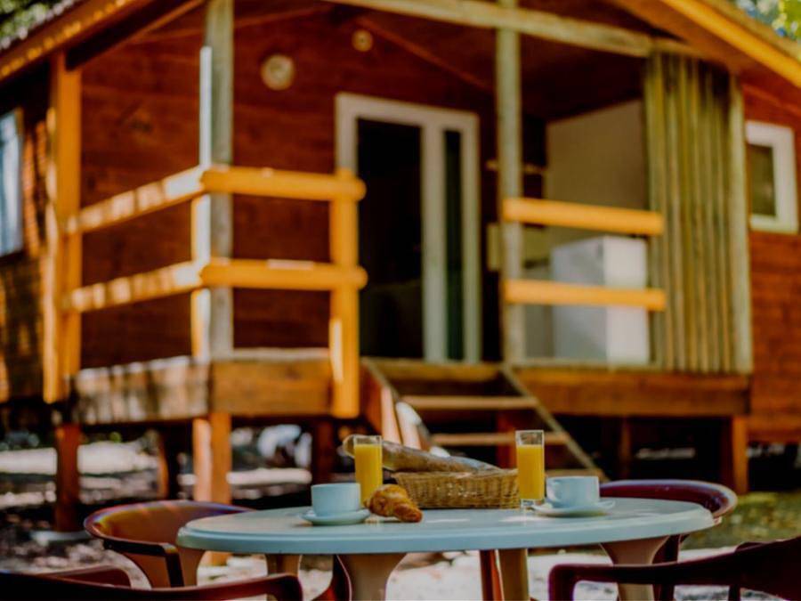 Camping Sunêlia La Clémentine - Chalet 5 personen - Comfort 4/5 Pers Zomerkeuken 18 m² + 10m². in Cendras, Cevennen