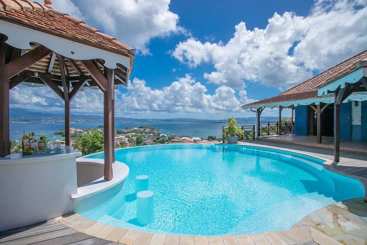 Villa pour 14 personnes, avec terrasse et piscine