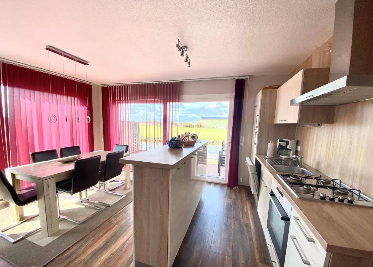 Ferienpark Vislust Modernes Holzhaus am Ijsselmeer mit eigenen Steg in Ijsselmeer