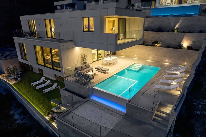 Ferienhaus für 10 Personen, mit Balkon/Terrasse und Meerblick sowie Pool in Baska Voda