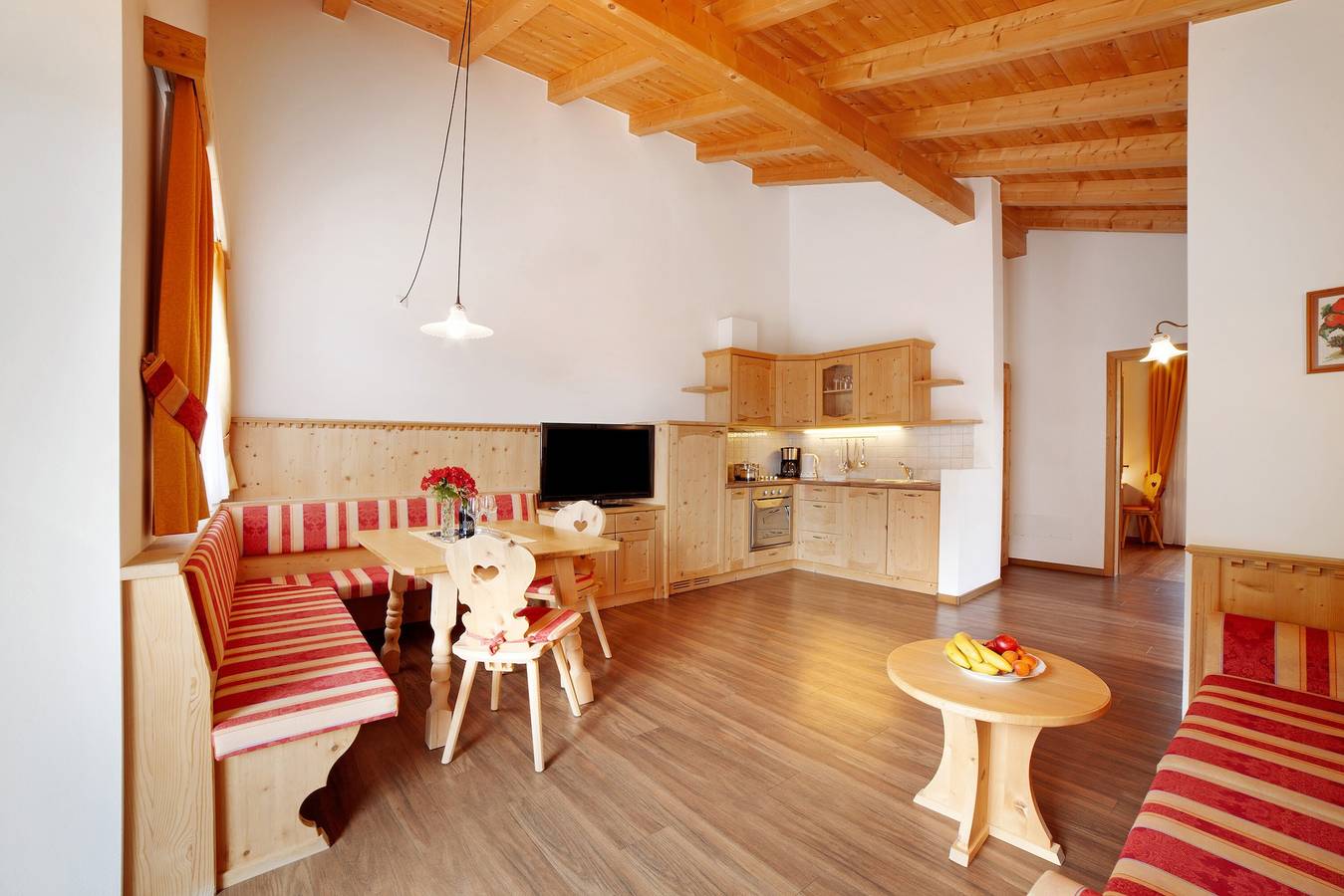 Geheel appartement, Appartement 'Obermoarhof Hirzer' met uitzicht op de bergen, gedeelde tuin en Wi-Fi in Algund, Ortler Alps