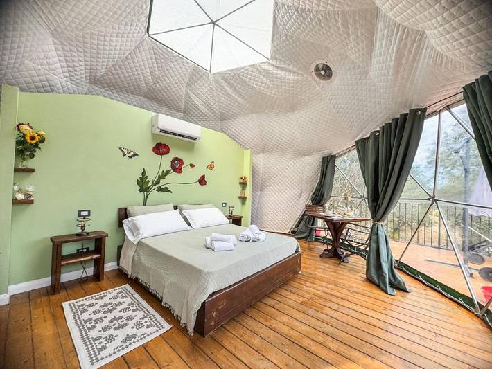 Tente pour 2 personnes, avec Balcon et Terrasse ainsi que Jacuzzi et Jardin