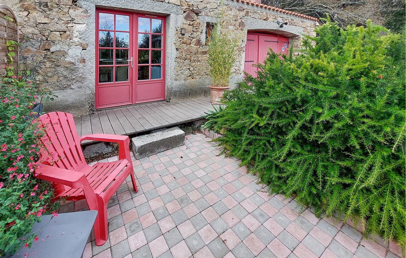 Frossay 2.5km Getaway with TV, Parking & Kitchen in Frossay, Loire Valley